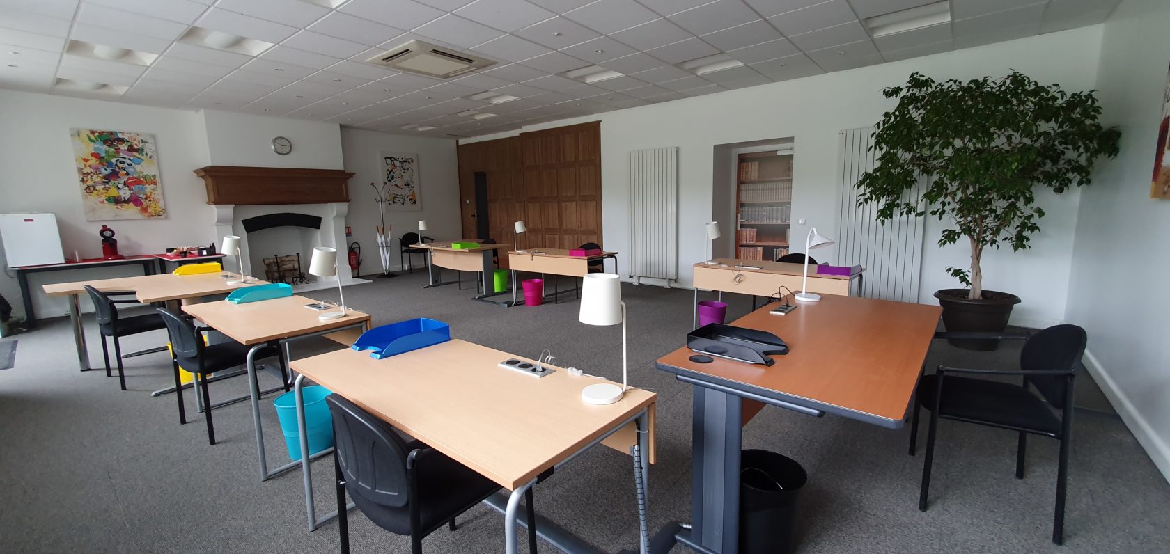 Espace Coworking Domaine de Saint-Paul doté de 7 postes de travail Espace Coworking Domaine de Saint-Paul cheminée