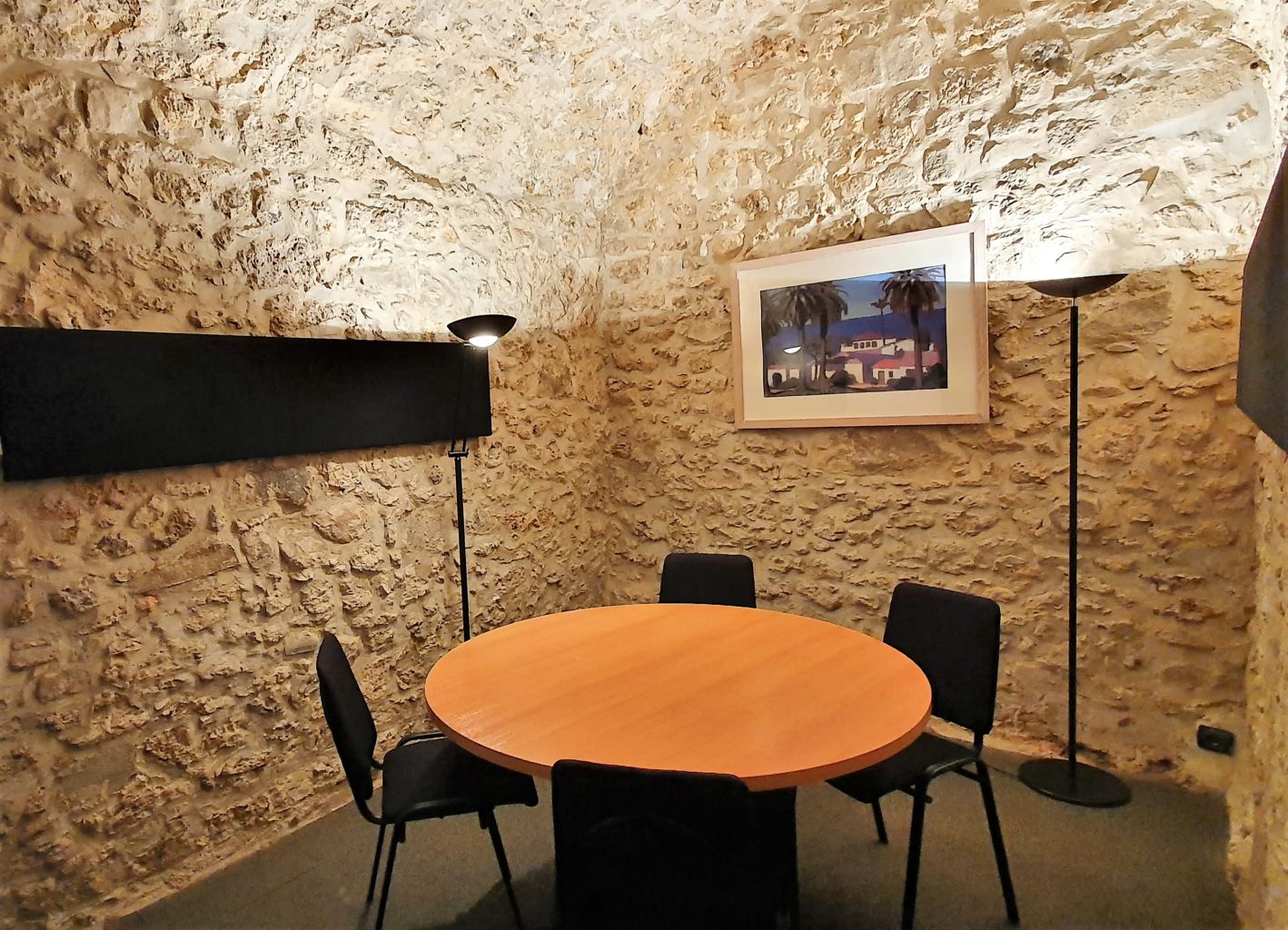 Salle de réunion attenante, dans l'ancienne cave voutée de l'orangerie