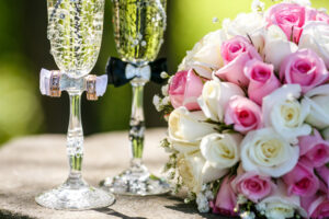 Mariage coupes champagne et fleurs