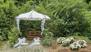 Gloriette mariage laïque Domaine de Saint-Paul jardin arboré romantique photos fleurs réception